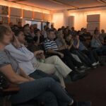 Une audience concentrée sur la théorie acoustique